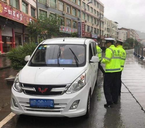 些车主■后备箱放两箱苹果被罚200,车主:水果不能吃还是车不能用?