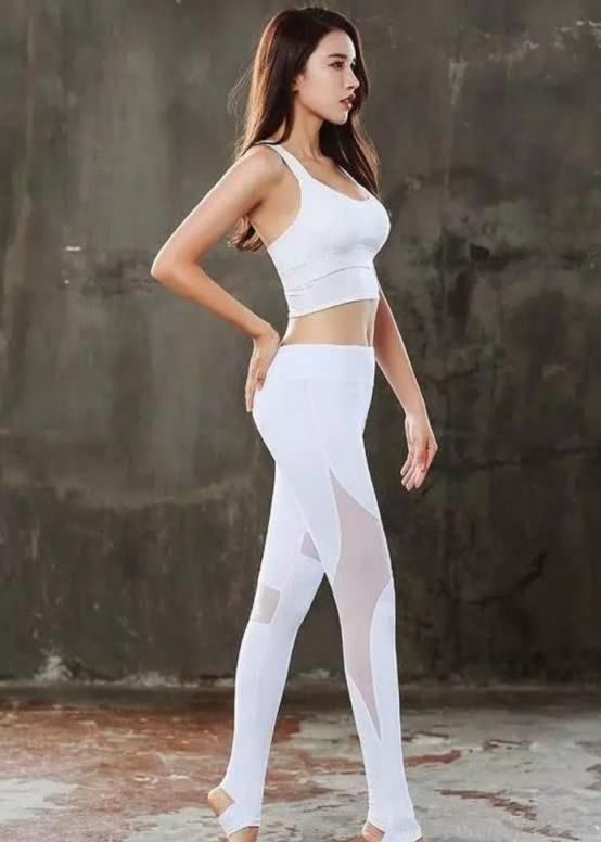 气质女神搭配修身打底裤，充满活力运动范十足！