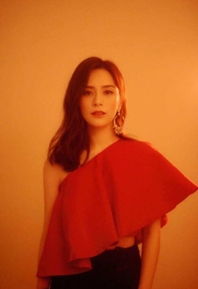 阿娇一袭红色上衣，气质满分，这周福利贴你心动了吗？