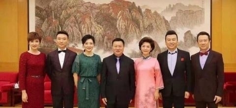 「 思思」51岁周涛同框33岁李思思像同龄人，快来看看吧央视主持人合照