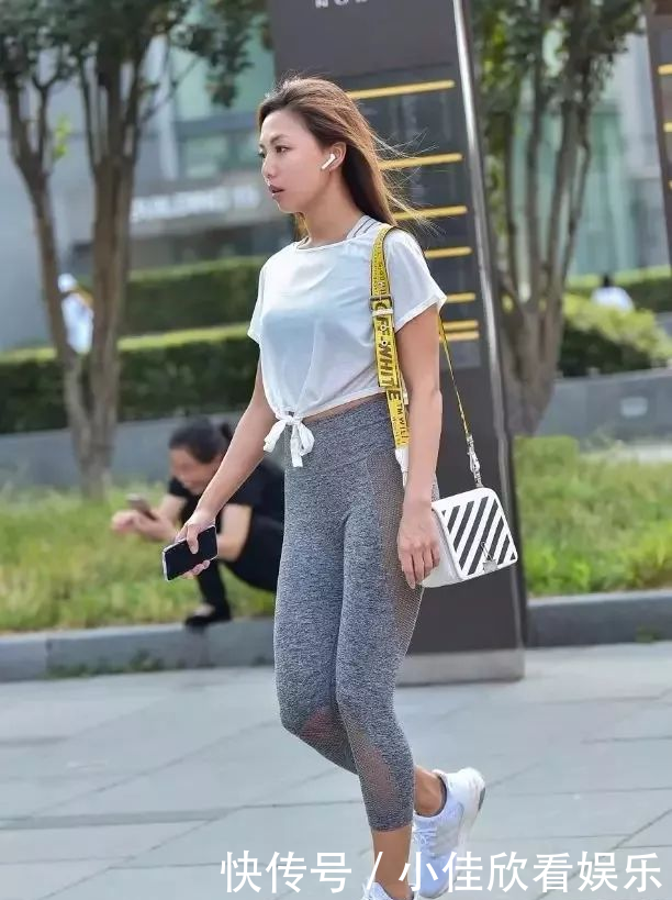 「有料」街拍穿搭:长发无风自然动,娇躯有料方婀娜。
