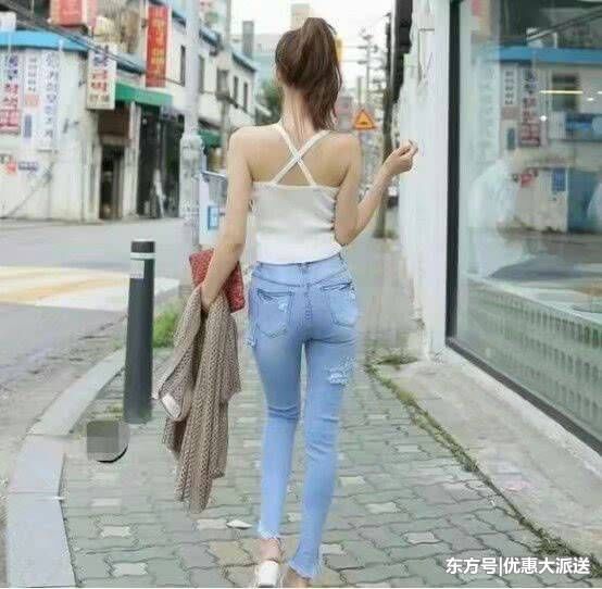 牛仔裤搭配高跟鞋凸显成熟女人味，胖瘦都适宜