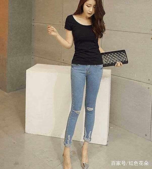 紧身牛仔裤勒出圆润臀部,性感曲线,街头彰显女人味十足!