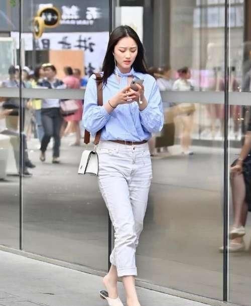 『一字』街拍:千娇百媚的美女,一件黑色的一字肩连衣裙,时尚魅力