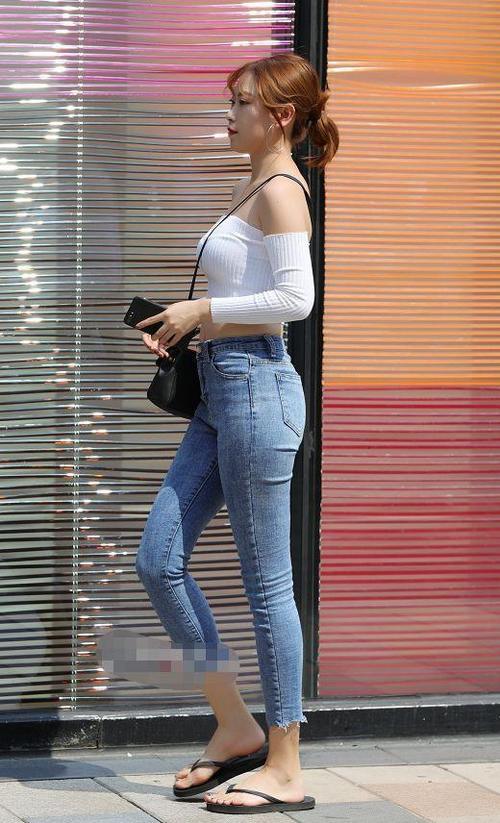 路人街拍，小姐姐时尚的穿搭同时还增添了几分女性特有的柔美