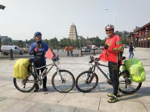 两男子30天骑行3300余公里到西安 专业自行车每辆单价超10万元