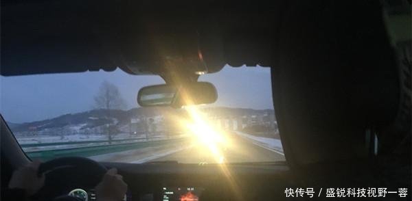 很服气，中国高速公路的怪象，限速最高车道却跑着最慢的车