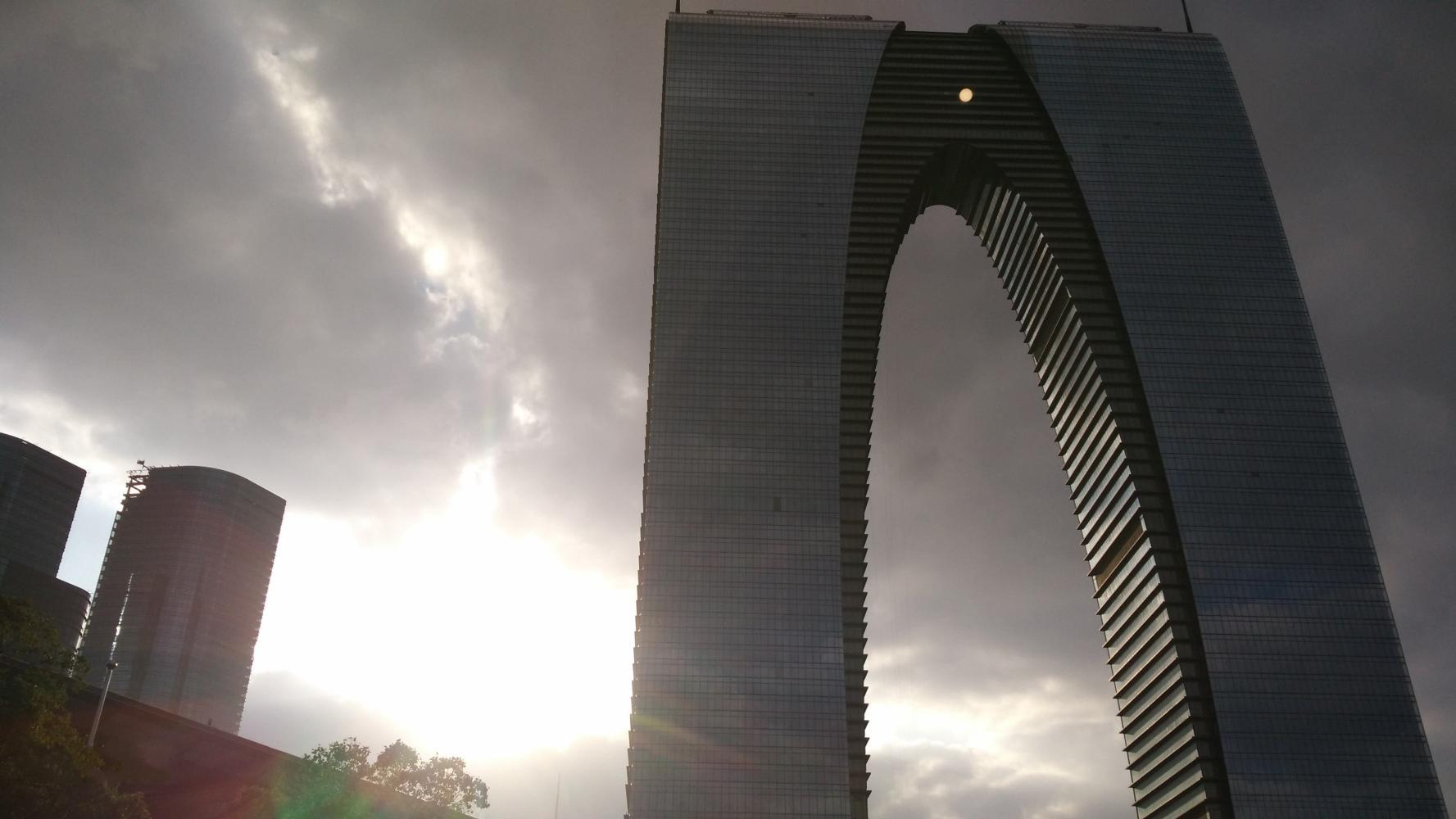 江苏最丑的一个建筑，高301.8米，却被说成是像一个“秋裤”