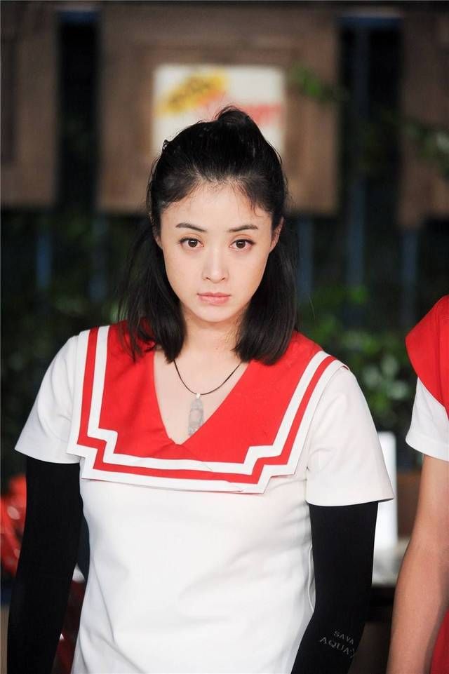 蒋欣真瘦了，以前那些肥裤子只能剪短了再穿!