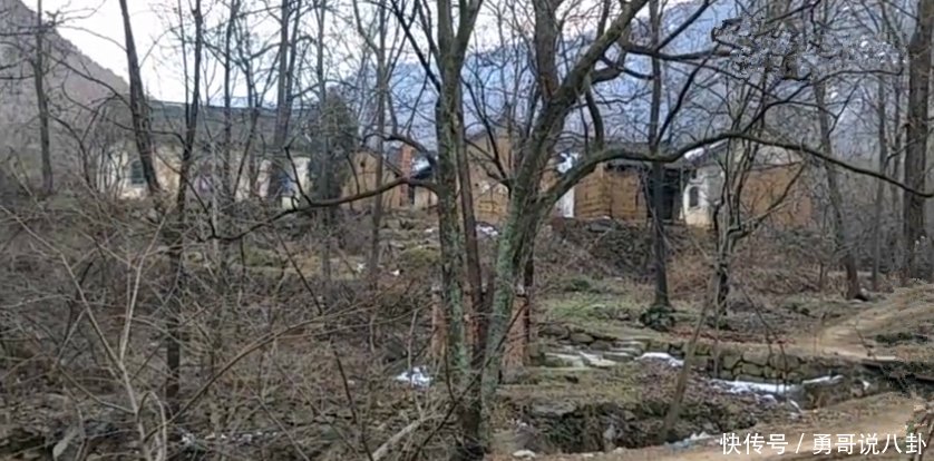 整座村子只有一个七旬老人，其他人都搬走了，老屋破旧没人住