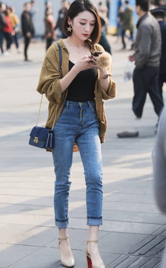 街拍：苗条美腿性感的小姐姐，外表上展现出独个性很有韵味！