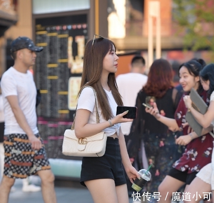 「让自己」爱美的年纪,时尚姑娘选择短裤装展现外在美