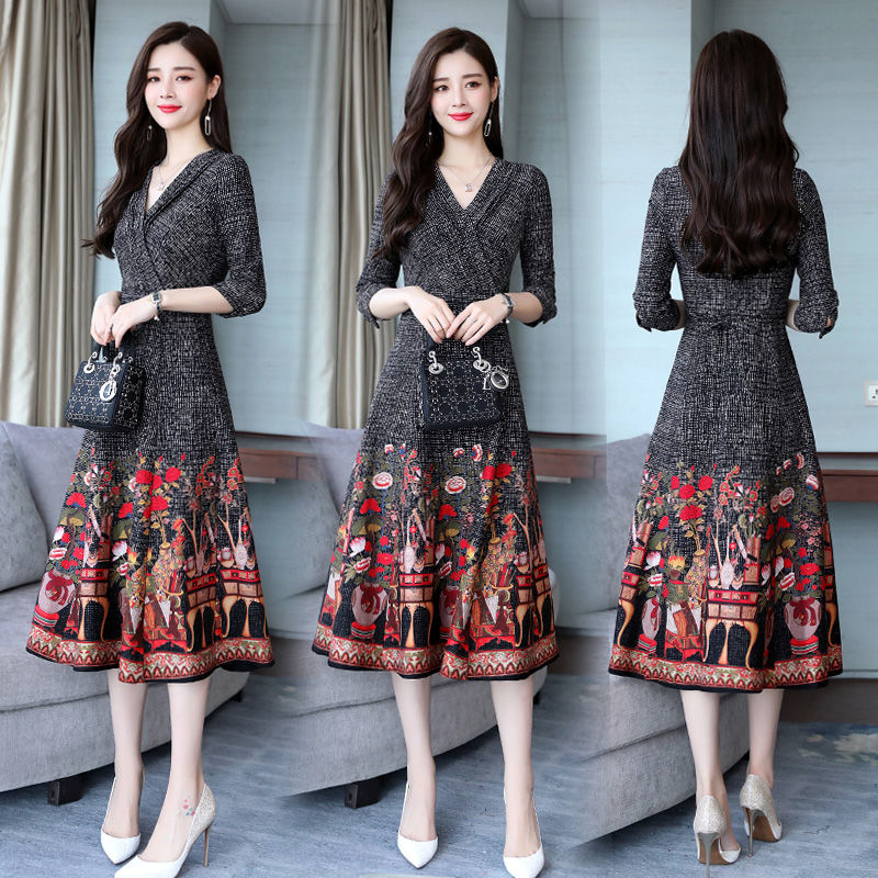 46岁丈母娘，简直太洋气了!穿这样的“秋裙”裸靴，嫩美到飞起