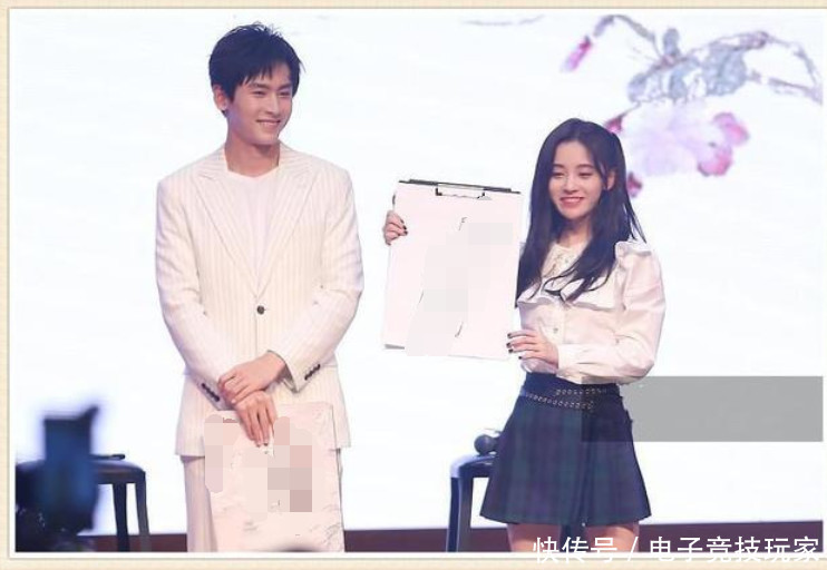 鞠婧祎腿夹的真高明！一丝缝隙都没有，把张哲瀚礼貌眼都逼出来了