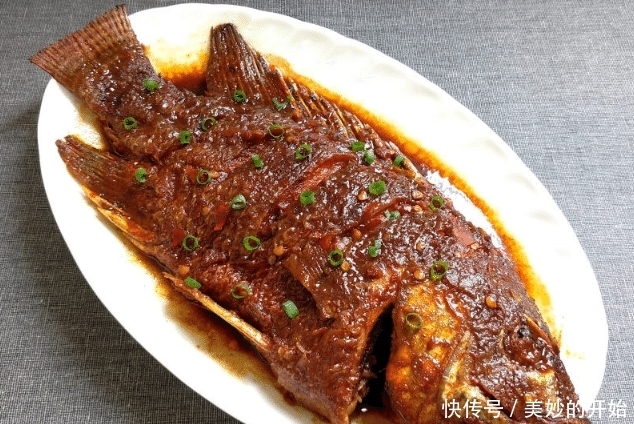  『鱼肉』煎鱼时，千万不要直接下锅，多做这步，鱼完整不粘锅，还无腥味