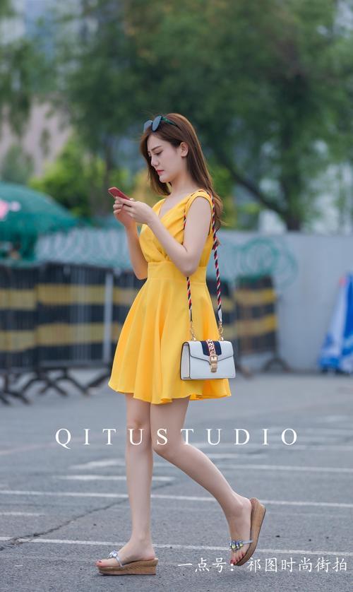 长春街拍：时尚清纯的小姐姐，苗条多姿的身材引人 关注。