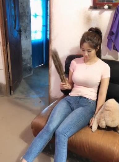  美女|温和小姐姐风姿尽展，修身的设计打造美丽的曲线，尽显独特魅力！