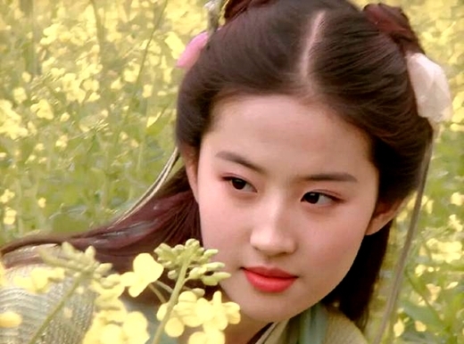  [神仙姐姐]刘亦菲18岁时，在油菜花地里的照片很仙，身后自行车很有年代感！