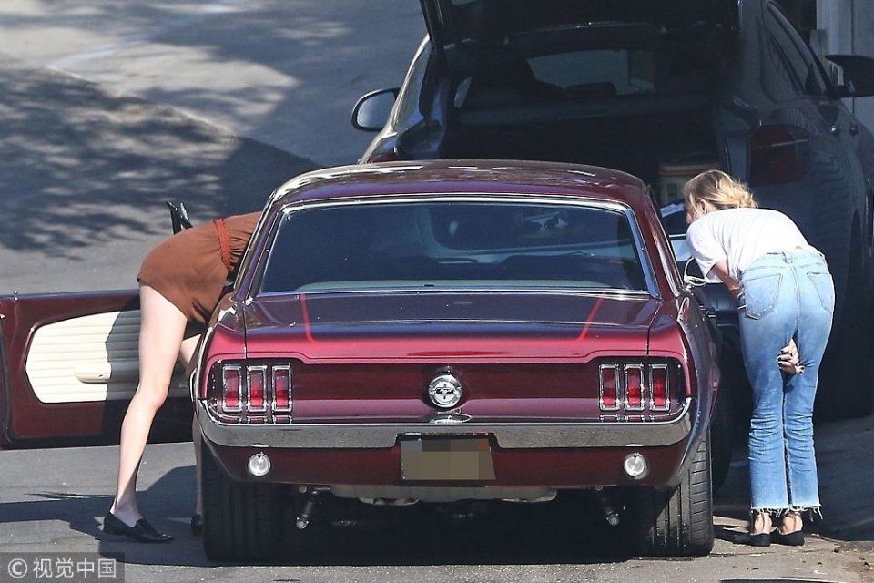 德普前妻艾梅柏希尔德下衣失踪秀美腿 偶遇好友热拥变“表情包”