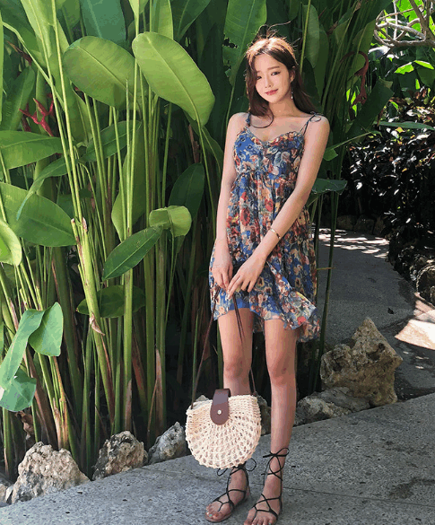 街拍: 女友穿衣服出门，自己走在路上，有一种万众瞩目的感觉！