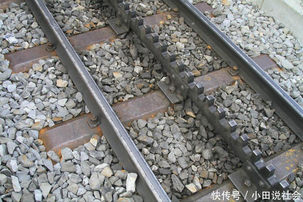 为什么很多人都说，火车的铁轨不能摸退休列车长说出关键原因