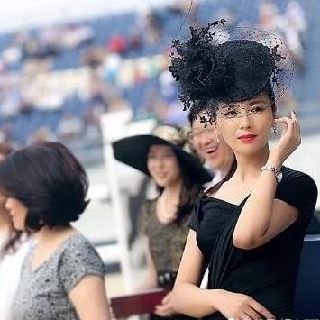 刘涛黑色连衣裙出没在烈烈炎日下，亮点不是头顶的帽子，而是微微