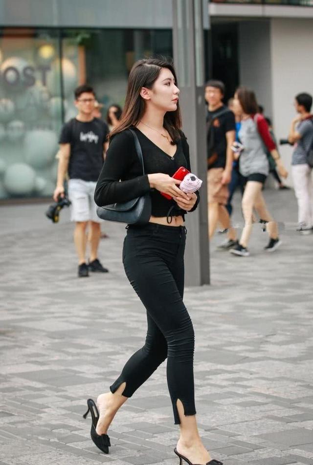 偶遇美女，青春亮丽晶莹剔透，完美的身材！