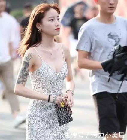 路人街拍，小姐姐身穿粉色抹胸上衣，突出小蛮腰，尽显女性魅力