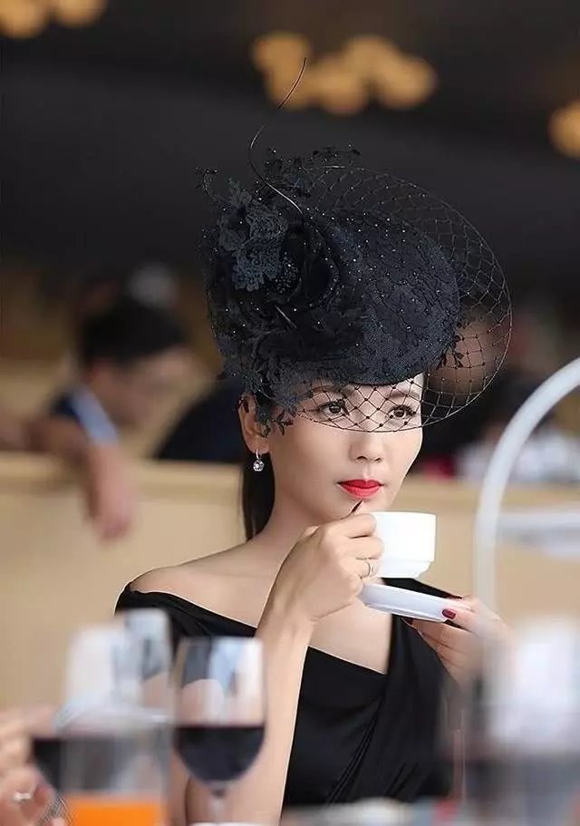 刘涛厉害了，这身装扮惊艳全场，只是这身材暴露了年龄