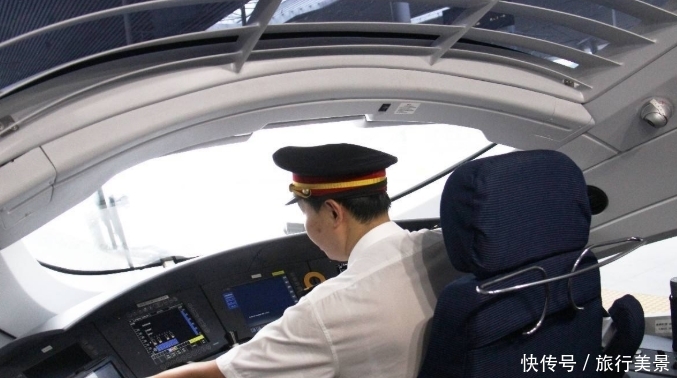 高铁司机一人全程不能离开驾驶室，洗手间怎么去？得知真相脸红了