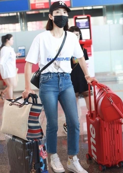 宋茜真厉害，仅在裙子上剪了两个小口子，瞬间美得让人害羞！