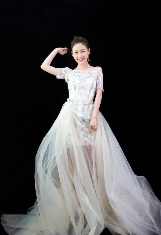 刘美含这张太好看了，身高得有两米吧