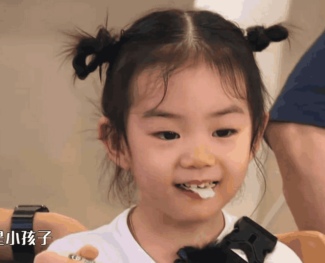 lucky每天睡觉手里都会拿个东西，戚薇说完这个东西网友不淡定了