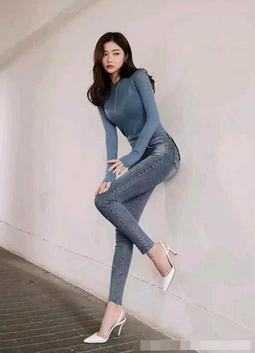 牛仔裤美女的妩媚风情，让人自愧不如