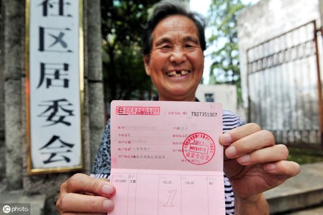 养老金提高多少农民才满意？听了这位70岁老人的回答心里不是滋味