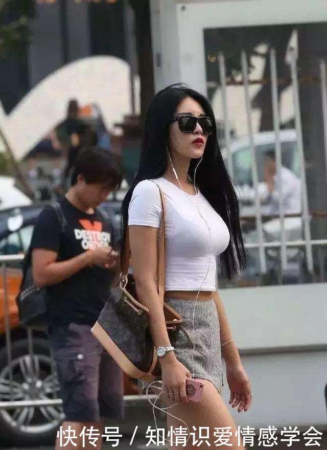 街拍: 牛仔紧身裤来袭, 这个小姐姐自带“贵妇”气场?