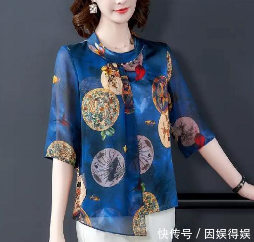  「衬衫」70后女人看过来，“绿豆色”衬衫+九分裤，时髦气场很强