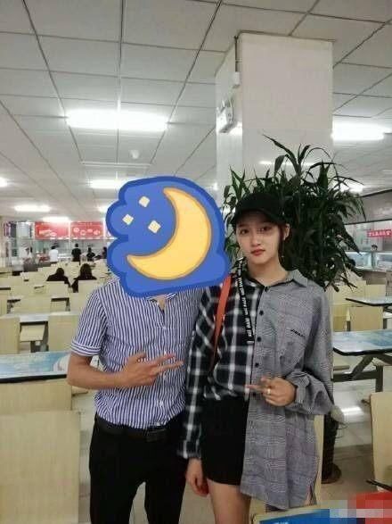 关晓彤，吃麻辣烫，是不是又瘦又漂亮?网友:瘦回来就不用像蒋欣