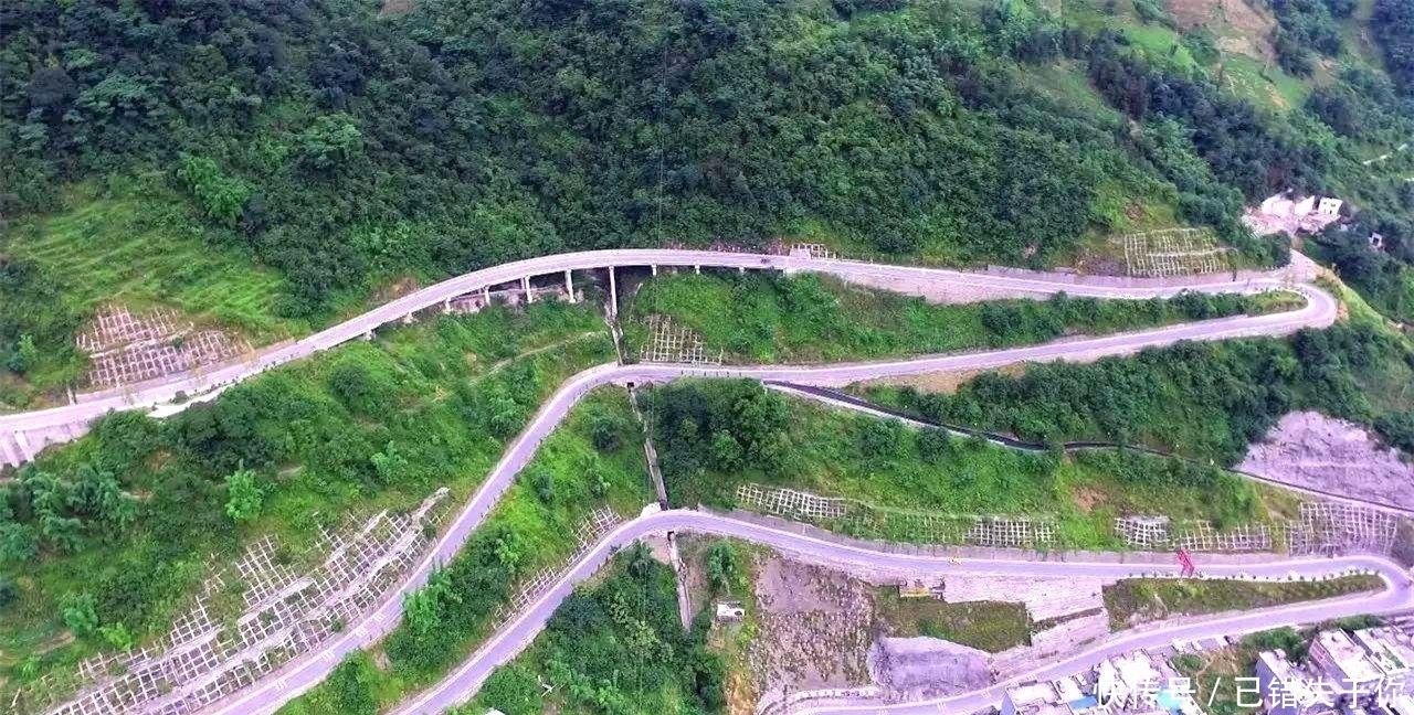 云南最美小县城,处在深山峡谷之中,山势险峻却景色优美