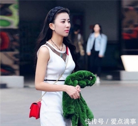 #黄色#街拍:姜黄色的长款大衣搭配裸色皮鞋时尚美丽,俏生生的立在街角