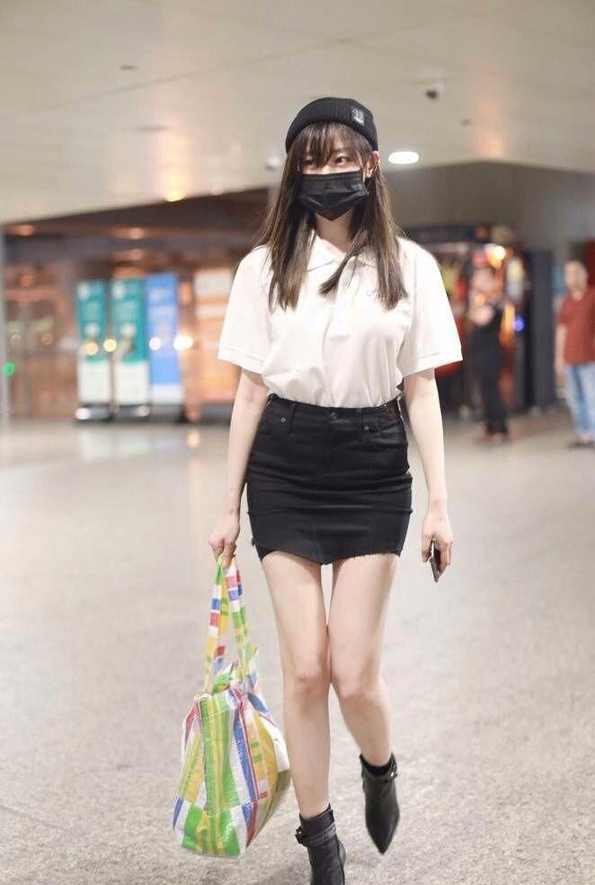 张天爱是要搞另类吗?大热天穿靴子就算了，还加长袜!