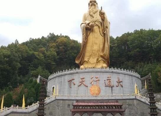 最不公平的景区，这两个姓氏刷身份证免费进，网友直呼：姓氏歧视