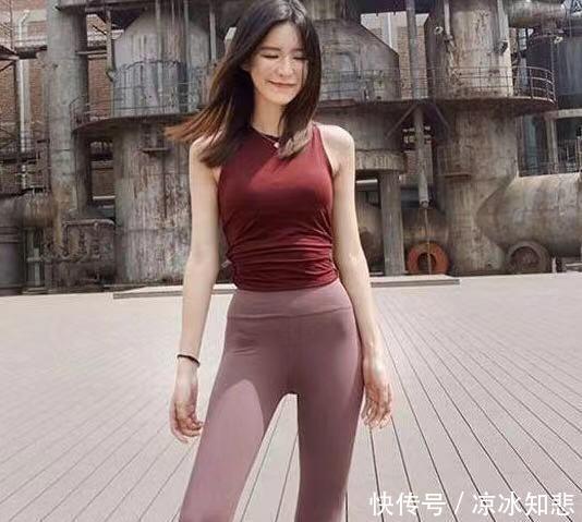  『妩媚』街拍：高冷妩媚的妹子，搭配有致凸显女神的气质