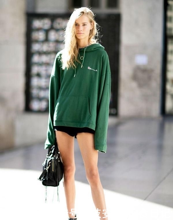 就要@女人买卫衣,就要挑这3种“耐看色”,穿个两三年都不会过时!