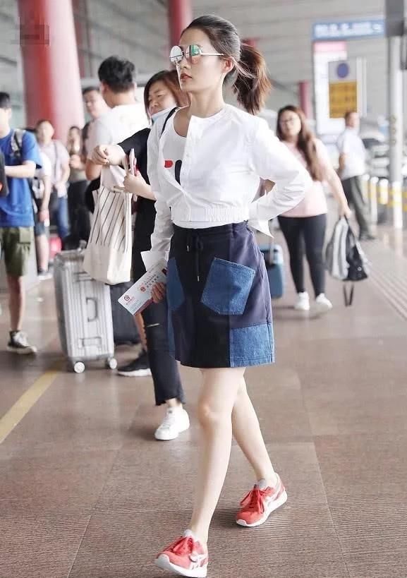 孙怡不仅撞脸李沁，这回还撞上了“补丁裙”，可气质一点儿不输！