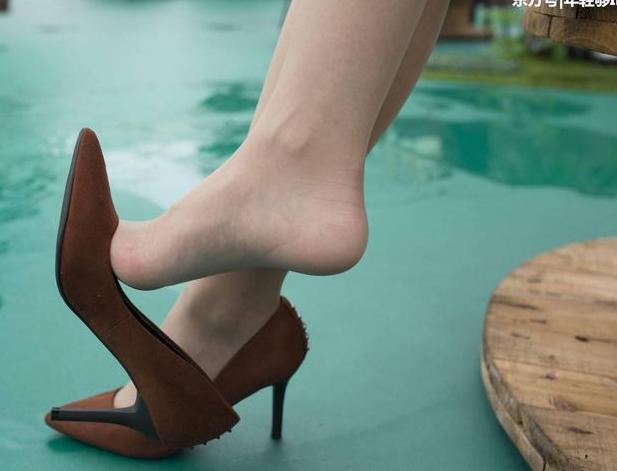 绒面高跟鞋,复古气质美