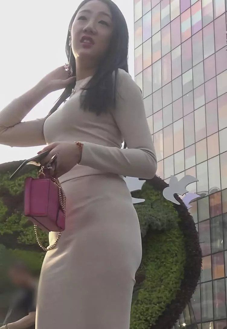 街拍:裸色紧身针织套装不仅保暖又时尚，还能穿出性感女人味