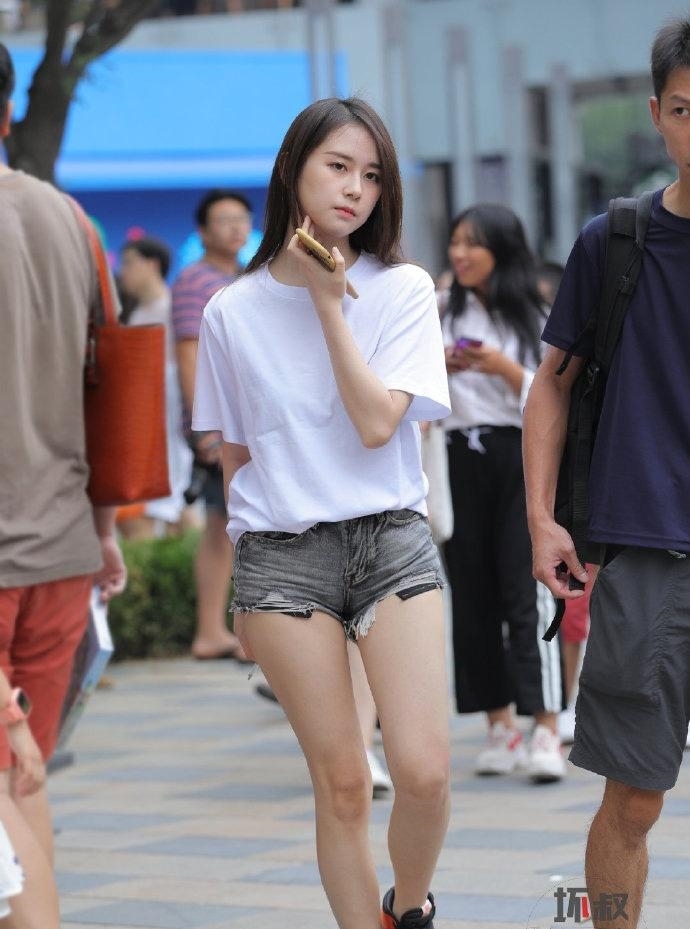 [ 男友]穿着热裤上街，网友：男友不管吗？，看似青春可爱的小美女