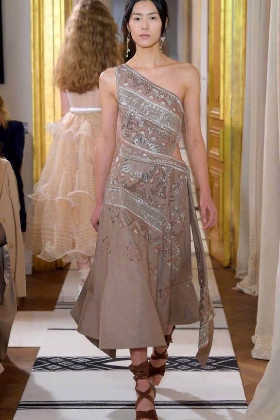 刘雯奚梦瑶现身时装周, 老奚除了腰粗腿胖, 腋下的副乳更引人注目