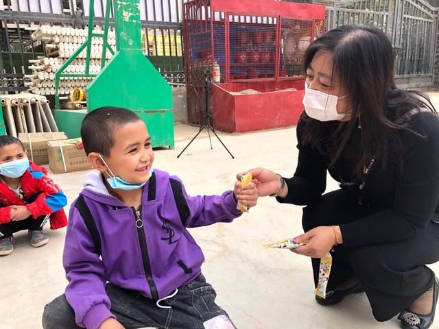 【扶贫】看到新疆小姑娘校服上的破洞,北京扶贫工作组当即决定……